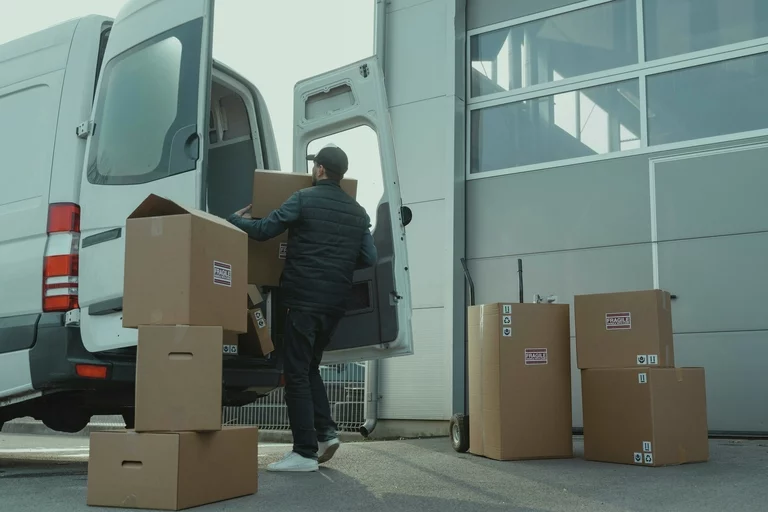Transporter wird beladen